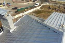 У вінницьких багатоповерхівках продовжують ремонтувати покрівлі