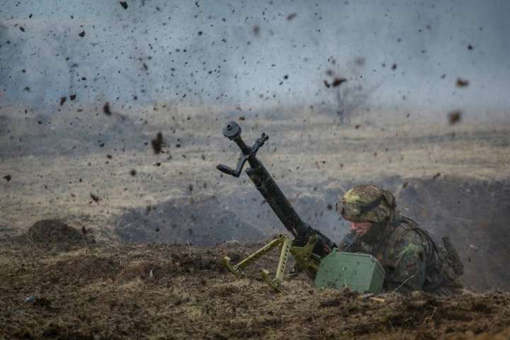 Бойовики на Донбасі стріляють з танків і важкої артилерії