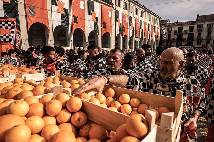 300 тонн цитрусових за три доби. Як виглядає грандіозна битва апельсинами в Італії