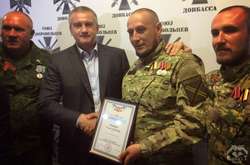  Командир «Єнотів» Роман Теленкевмч (на фото тисне руку Аксьонову) ще вчора був в Росії героєм 