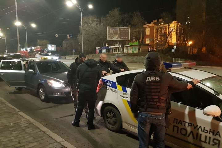 Патрульних поліцейських Києва затримано на хабарі (фото)