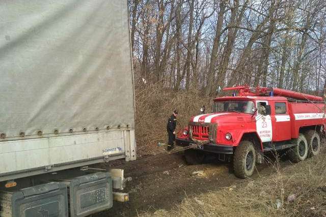 На Вінниччині рятувальники витягували вантажівку з брудного полону