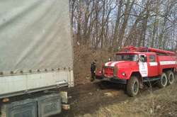 На Вінниччині рятувальники витягували вантажівку з брудного полону