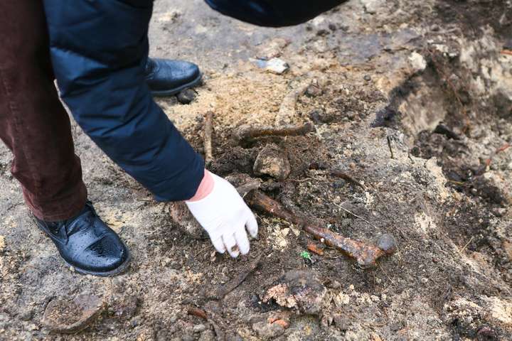На пустирі поблизу Дарницького вокзалу знайшли людські останки (фото, відео)