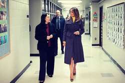 В сером пальто и желтом свитере: Элегантная Мелания Трамп очаровала поклонников стильным луком