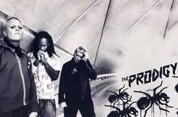 Вокалист The Prodigy Кит Флинт (первый слева) был найден мертвым 4 марта в своем доме в графстве Эссекс