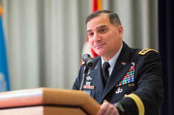  Головнокомандувач Об'єднаними збройними силами НАТО в Європі генерал Кертіс Скапаротті  