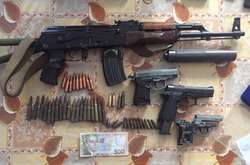 Зброю та боєприпаси правоохоронці знайшли під час обшуків у підозрюваних