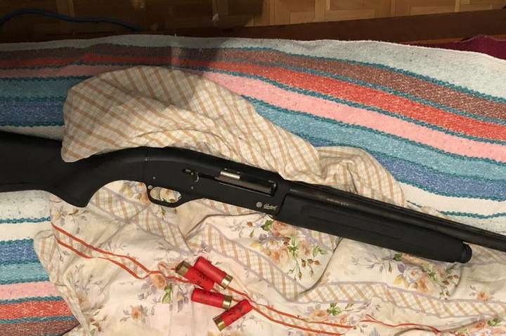 У помешканні зловмисника поліцейські виявили та вилучили гільзу 12 калібру та незареєстровану гладкоствольну рушницю - Вбивство на Київщині: п’яний чоловік відкрив стрілянину по будинку сусіда