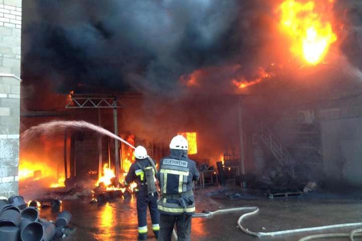 Возле Днепра горит завод пластмассовых изделий (фото)
