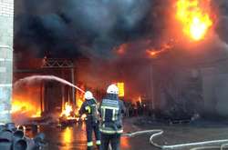 Возле Днепра горит завод пластмассовых изделий (фото)