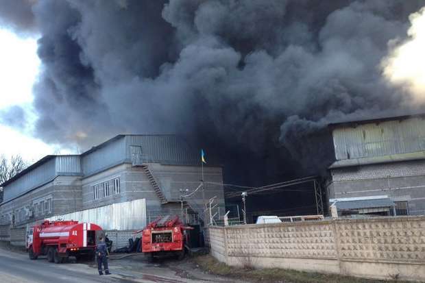 Біля Дніпра масштабна пожежа на заводі пластмасових виробів