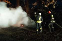 На момент прибуття рятувальників автомобіль був повністю охоплений вогнем