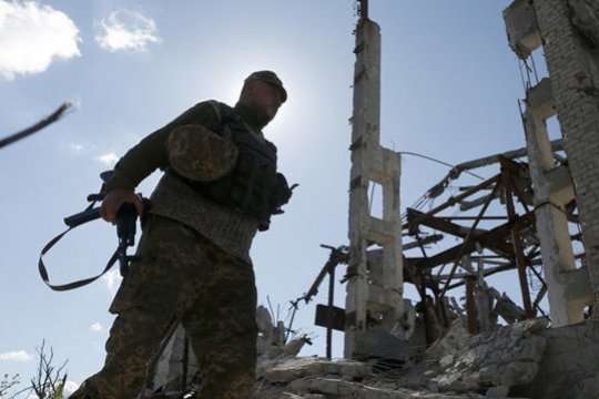На Донбасі окупанти мінують територію біля військових частин