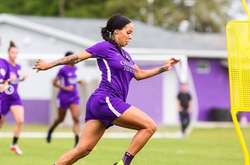 Футболістка з США Сідні Леру тренується на шостому місяці вагітності