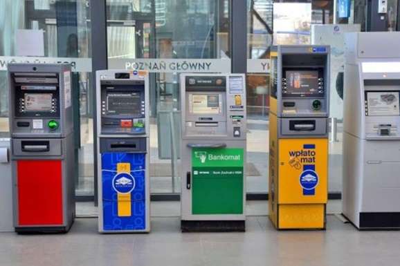 У Польщі з’явилися банкомати з українською мовою