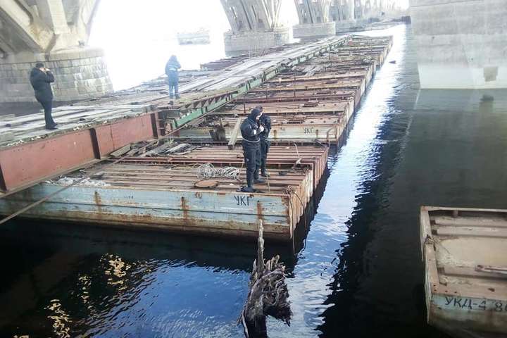 З Дніпра під Дарницьким мостом рятувальники дістали тіло чоловіка