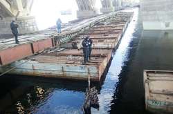 З Дніпра під Дарницьким мостом рятувальники дістали тіло чоловіка