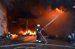 Під Дніпром загасили велику пожежу на заводі пластмасових виробів 