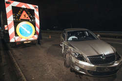 Автомобіль вдарився у відбійник, а потім влетів у комунальний причіп