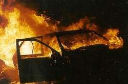 На Оболоні посеред дороги повністю згорів автомобіль