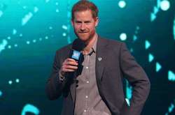 Как мило: принц Гарри «вытащил» беременную жену на сцену