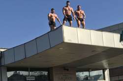 На «Дарниці» оголені чоловіки вітали жінок зі святом (фото)