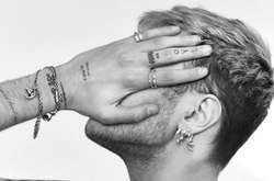 Серебро с гравировками: брат Беллы и Джиджи Хадид запустил агендерную линию украшений