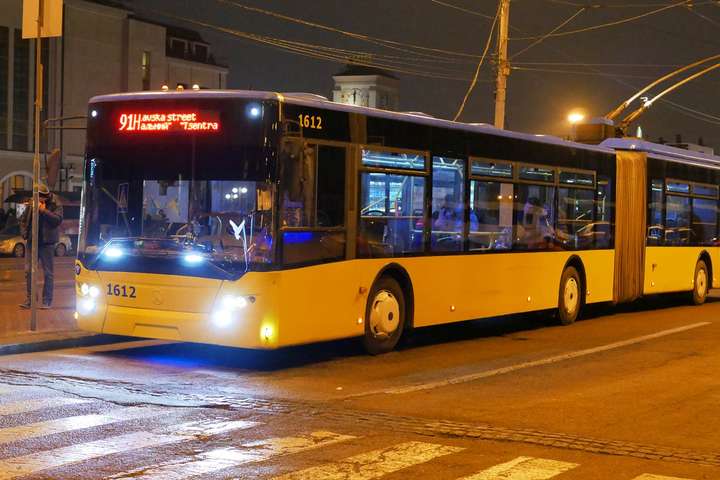 Нічліжка для безхатченків, п’яні пасажири: всі «принади» нічного тролейбуса в Києві