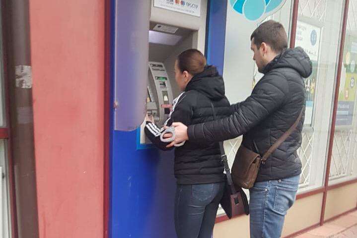 <p><span>Троє киян </span>викрадали гроші з банківських рахунків</p> - Кіберполіція затримала шахраїв, які зняли з чужих карток понад півмільйона гривень