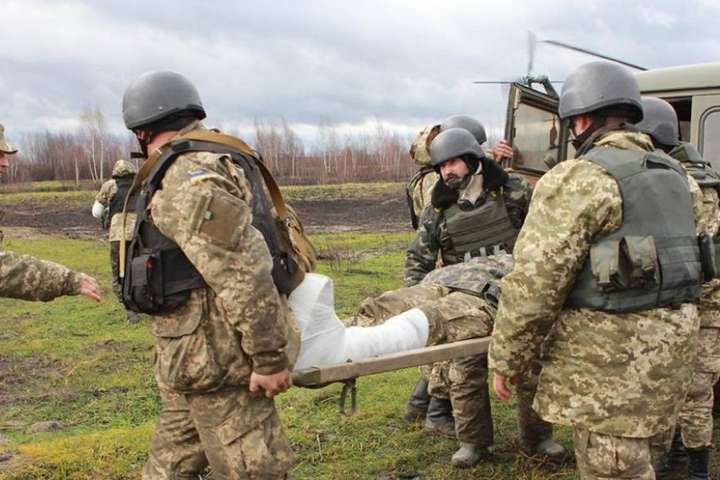 За добу на Донбасі поранено п'ятеро українських військових