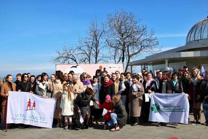 «Не тільки квіти і цукерки»: в центрі Одеси жінки влаштували марш «за рівні права і можливості»