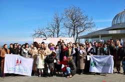 «Не тільки квіти і цукерки»: в центрі Одеси жінки влаштували марш «за рівні права і можливості»