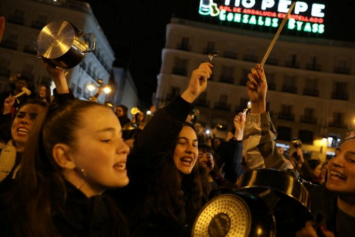 Іспанські жінки зустріли 8 березня грюканням каструль і сковорідок