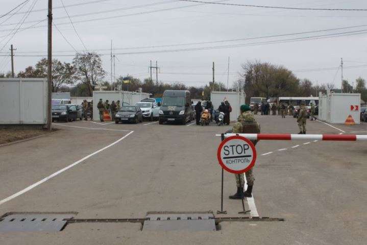 У пунктах пропуску на лінії розмежування на Донбасі застрягли майже 300 автомобілів