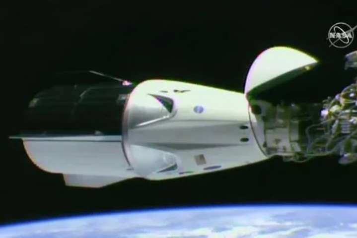 Космічний корабель з манекеном на борту повертається на Землю