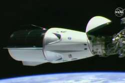 Корабель Crew Dragon успішно відстикувався від Міжнародної космічної станції