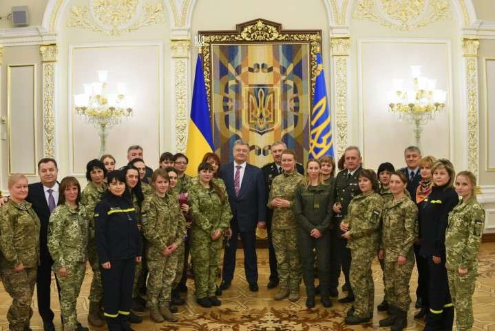 Порошенко нагородив жінок, які воювали на Донбасі проти Росії