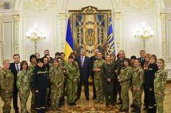 Порошенко нагородив жінок, які воювали на Донбасі проти Росії