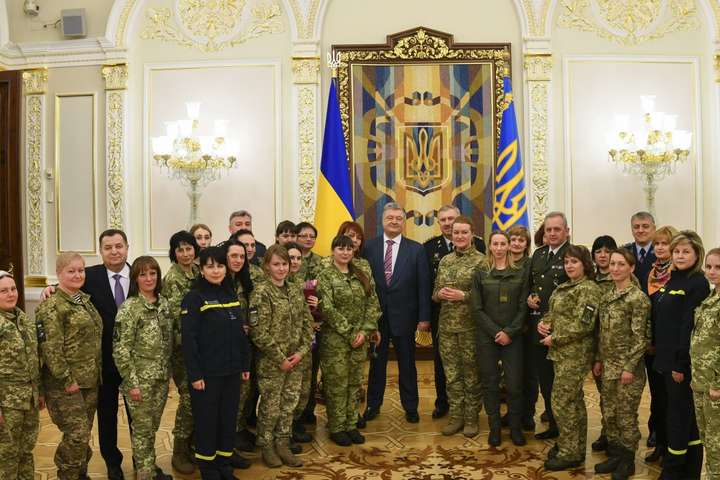 Петр Порошенко наградил женщин-военнослужащих - Порошенко наградил женщин-военнослужащих