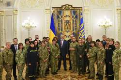 Порошенко наградил женщин-военнослужащих