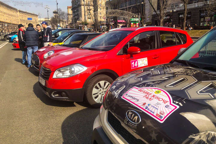 Рух в центрі Києва перекрили автомобілістки-екстремалки