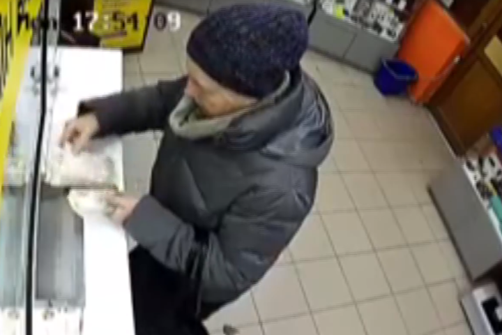 Поліція розшукує жінку, грошима якої в пункті обміну валют заволодів невідомий