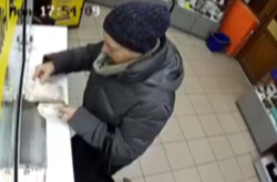 Поліція розшукує жінку, грошима якої в пункті обміну валют заволодів невідомий