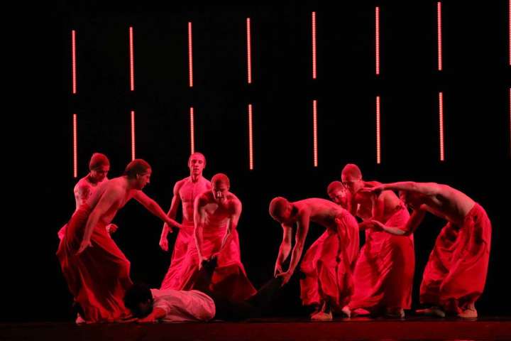 Артисти Одеського оперного театру влаштували танцювальний флешмоб в аеропорту Нью-Йорка