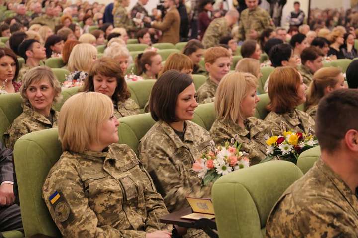 Полторак: за час війни понад сім тисяч жінок стали учасниками бойових дій