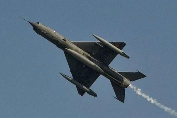 В Індії після зіткнення з пташкою розбився винищувач МіГ-21