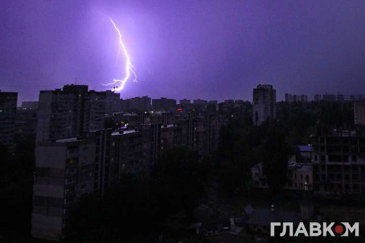 Гроза і сильний вітер: у Києві оголошено штормове попередження