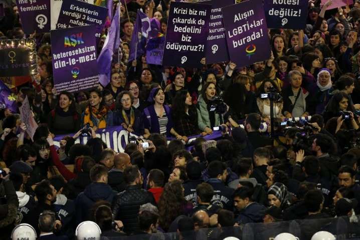 Поліція розігнала марш феміністок у Стамбулі