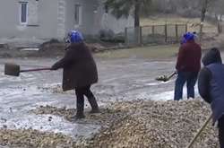 На Тернопільщині селяни влаштували толоку з ремонту дороги